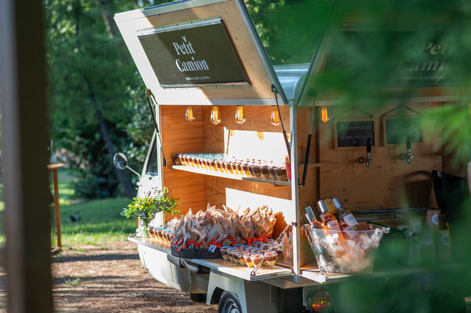 Βάπτιση αγοριού με catering finger food στo παρεκκλήσι του Αγ. Βασιλείου στη Νομαρχία Θεσσαλονίκης